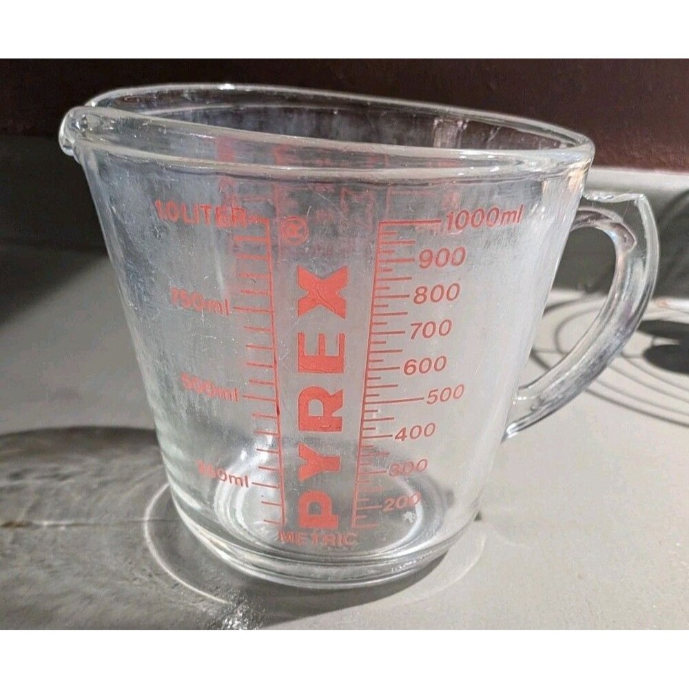 1990s PYREX 4 Cup 32 Oz 1000ml Measuring Cup Red Lettering, D Handle
